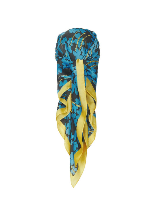 Bouquet of roses scarf